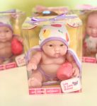   Berenguer Lots to Love Babies játékbaba fürdőköpenyben barna szemű