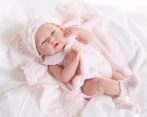 Játékbaba nagykereskedés -  Berenguer újszülött lány rózsaszín kötött ruhában és sapkában 38 cm