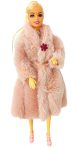 Játékbaba rózsaszín téli bundában