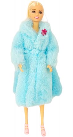 Játékbaba kék színű téli bundában