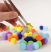 Montessori pompon válogató kezecske csipesszel oktató játék